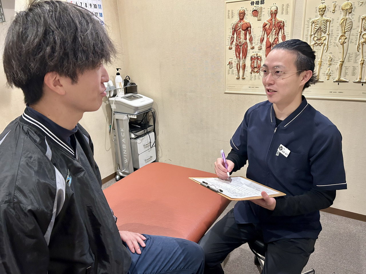 南区の接骨院での問診の様子