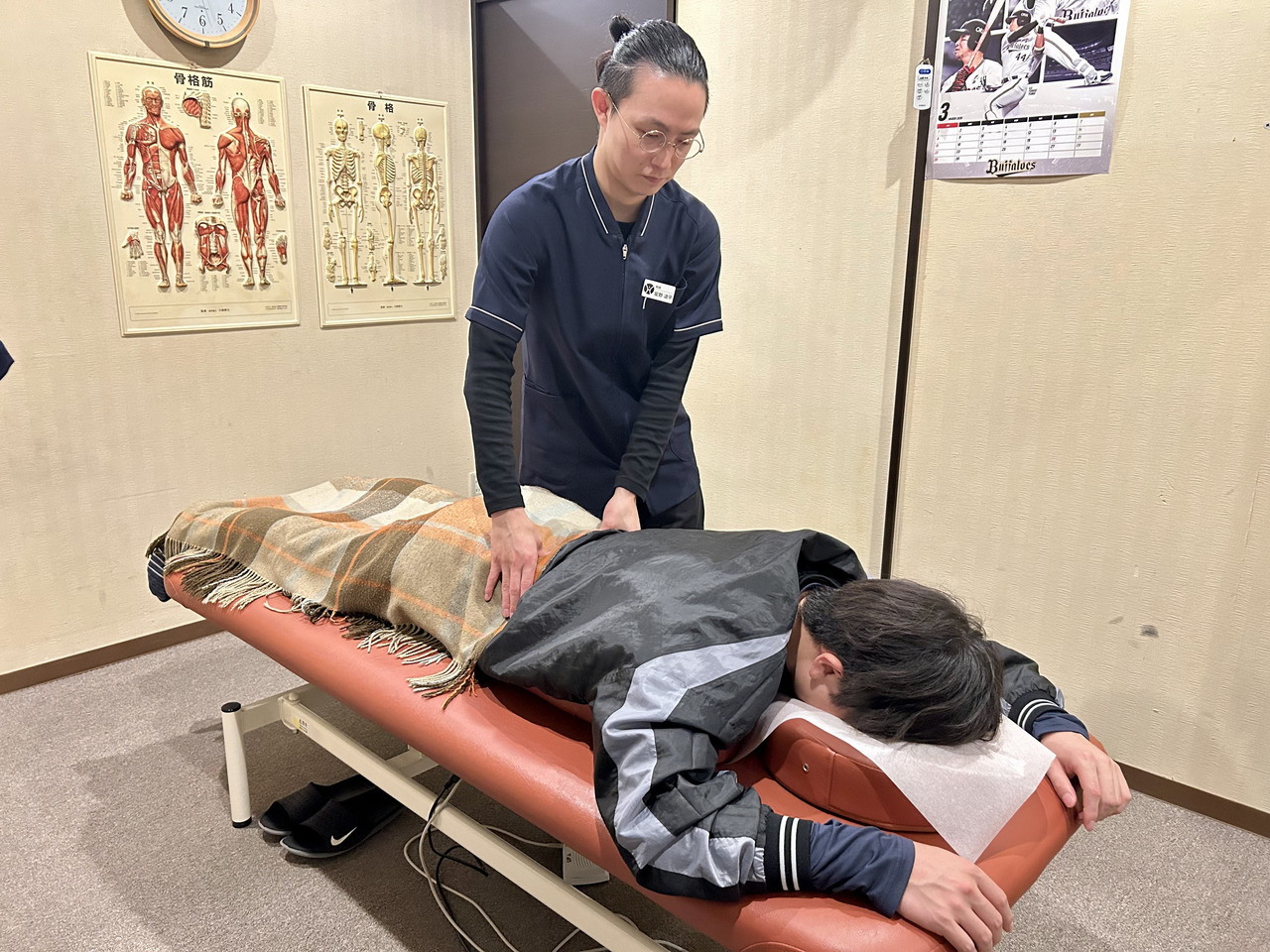 南区での腰痛に対する施術の様子